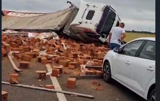 Tragedie pe centura Timișoarei: Un accident rutier devastator cu un TIR răsturnat