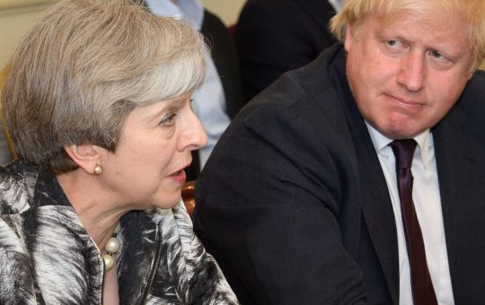 Analiza relației tumultoase dintre Boris Johnson și Theresa May: De la umbra pomului Yucca la politica britanică post-Brexit