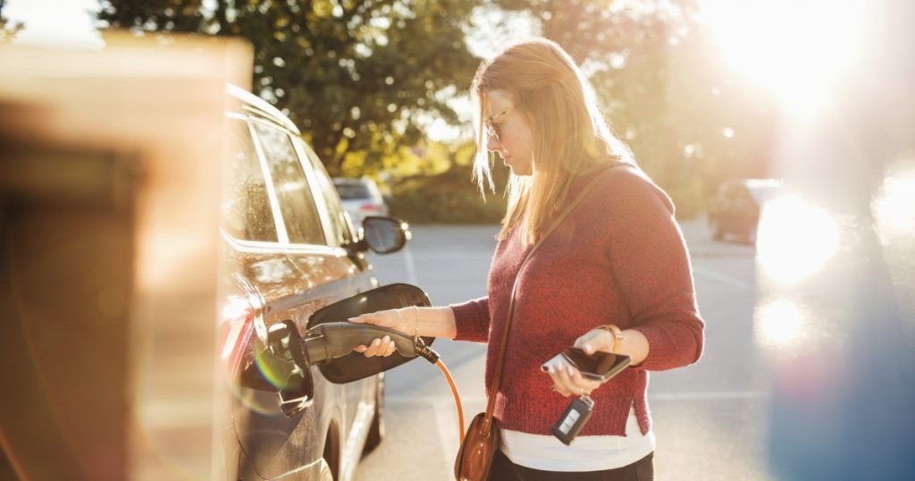Mașinile electrice: O Revoluție în Piața Auto Românească în Contextul Crizei Energetice