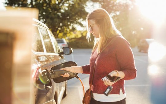 Mașinile electrice: O Revoluție în Piața Auto Românească în Contextul Crizei Energetice