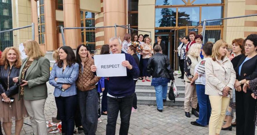 Protestul Angajaților din Finanțe: O Revoltă Împotriva Reducerilor Salariale și a Politicii de Stat