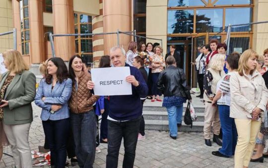 Protestul Angajaților din Finanțe: O Revoltă Împotriva Reducerilor Salariale și a Politicii de Stat
