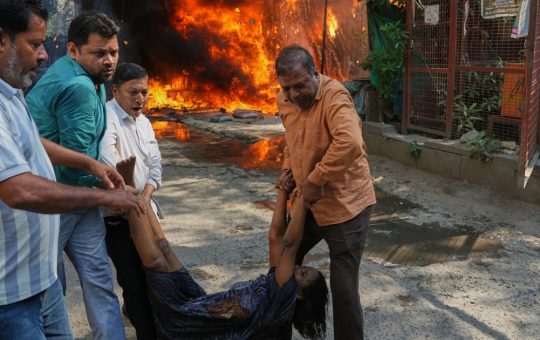 Tragedie în New Delhi: Incendiul devastator de la un hotel și implicațiile sale sociale și de securitate