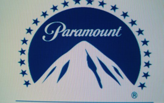 Consolidarea puterii în industria divertismentului: Paramount și Warner Bros. Discovery la un pas de fuziune