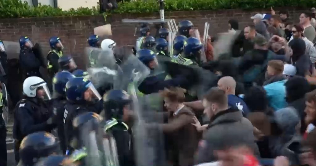 Proteste violente în Marea Britanie: O tragedie care a stârnit controverse asupra rasismului și intervenției poliției