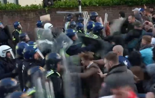 Proteste violente în Marea Britanie: O tragedie care a stârnit controverse asupra rasismului și intervenției poliției