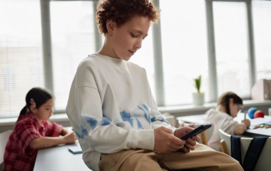 Polonia Interzice Telefoanele Mobile în Școli: O Măsură Controversată și Implicațiile Sale