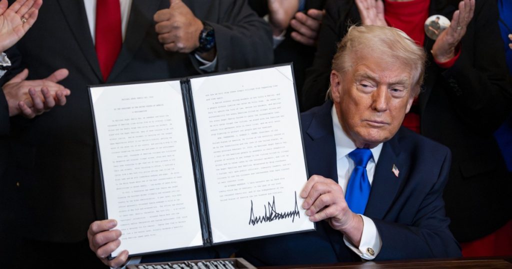 Trump semnează un ordin istoric pentru inteligența artificială: O schimbare de paradigmă la Casa Albă