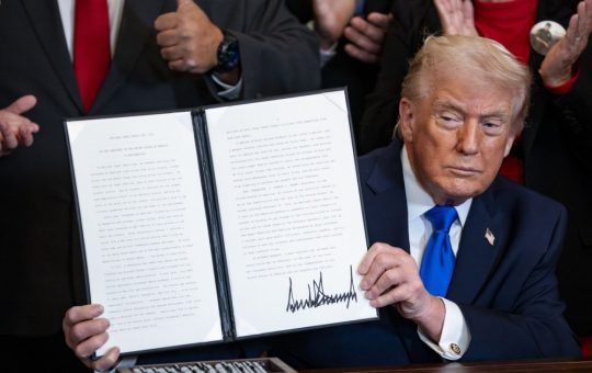 Trump semnează un ordin istoric pentru inteligența artificială: O schimbare de paradigmă la Casa Albă