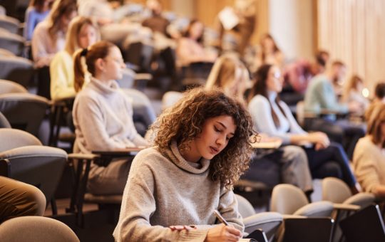 Universitățile și Politica: O Luptă pentru Independență și Autonomie Academică