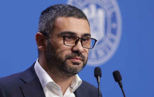 Controversa salariilor demnitarilor: Florin Manole versus Dragoș Pîslaru și implicațiile asupra politicii salariale din România