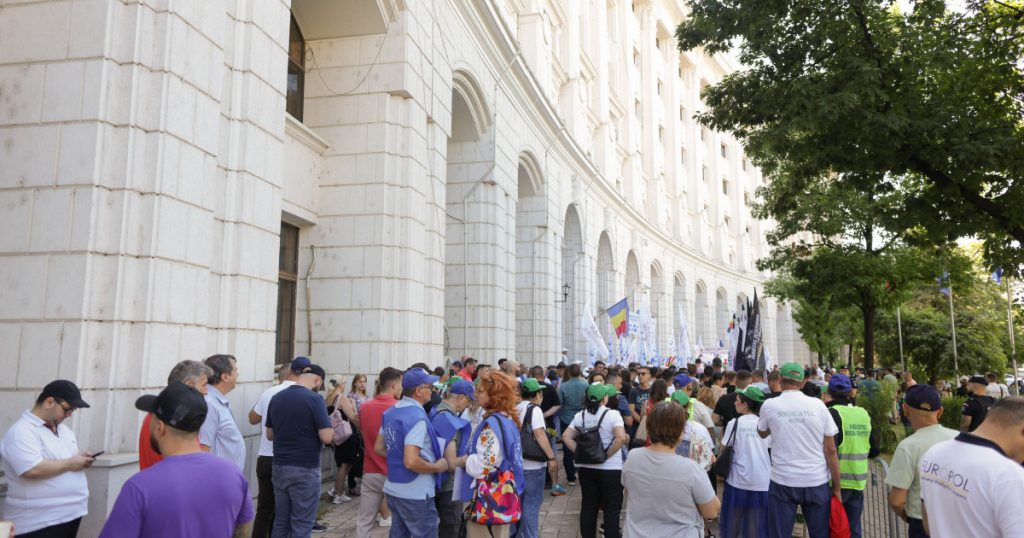 Protestele angajaților din sistemul fiscal: O analiză detaliată a nemulțumirilor și implicațiilor legate de noua lege a salarizării