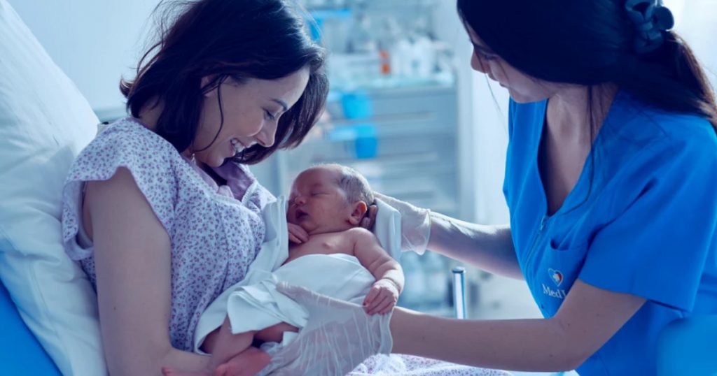 Ghid complet pentru creșterea sănătoasă a copilului până la 1 an: Importanța jocului și a îngrijirii medicale