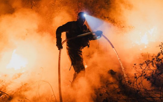 Incendiile de Vegetație: Un Paradox Climatic în Expansiune
