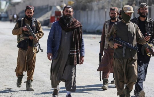 Interdicția smartphone-urilor în Afganistan: O analiză a deciziei talibanilor și implicațiile sale