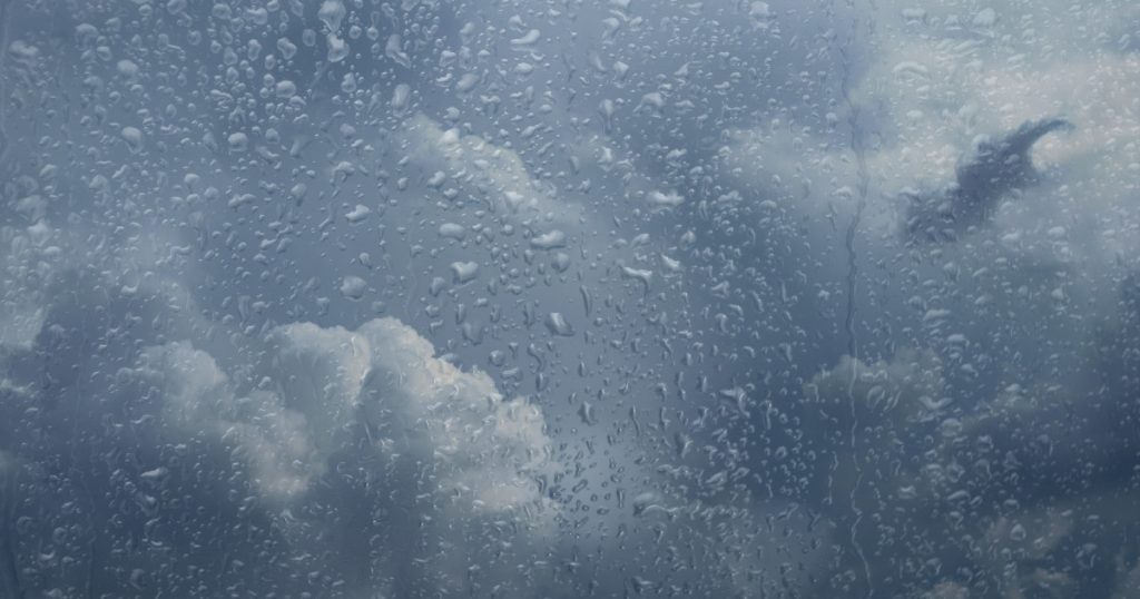 Impactul Fenomenelor Meteo Extreme: Salvarea cu Elicopterul în Dâmbovița și Distrugerile Causate de Grindină în Prahova