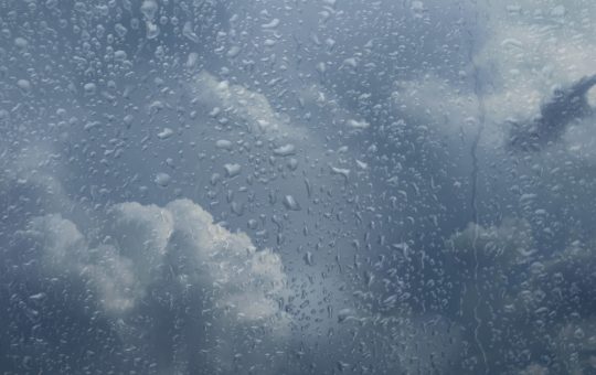 Impactul Fenomenelor Meteo Extreme: Salvarea cu Elicopterul în Dâmbovița și Distrugerile Causate de Grindină în Prahova