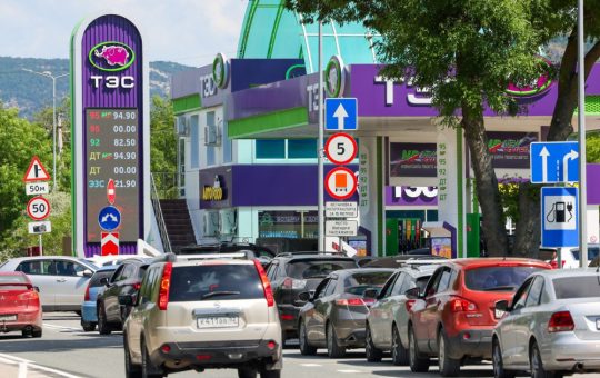 Criza combustibilului în Crimeea: Impactul atacurilor ucrainene asupra aprovizionării și viața cotidiană a rușilor