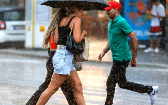 Schimbările climatice și vremea extremă: O analiză a caniculei iminente și a furtunilor anunțate