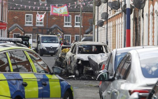 Violențele din Belfast: Impactul asupra comunității românești și analiza contextului socio-politic