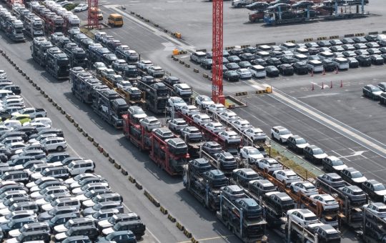 Expansiunea Chinei în Industria Auto Electrică: O Analiză a Creșterii Exporturilor și Impactului asupra Pieței Globale