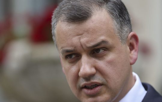 Eugen Tomac și Provocările Guvernului: O Analiză a Schimbărilor Ministeriale și a Impactului lor asupra Politicii Românești