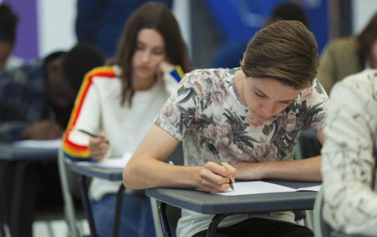 Bacalaureat 2026: Evaluarea Competentelor Lingvistice și Digitale – O Nouă Provocare pentru Absolvenții de Liceu
