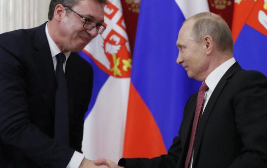Aleksandar Vučić și strategia sa de rămânere la putere: Între demisie și continuitate