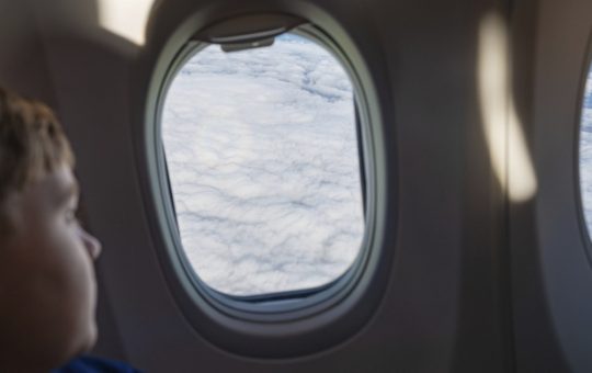 Controversa taxelor pentru rezervarea locurilor lângă copii: O analiză a practicilor companiei Ryanair și implicațiile pentru consumatori