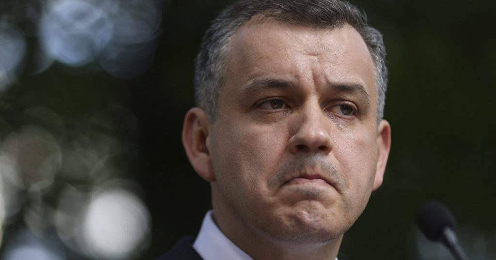 Primul pas înapoi: Adrian Papahagi și provocările Guvernului Tomac înainte de vot