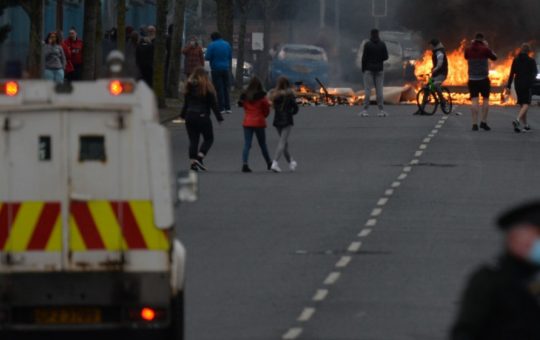 Violențele anti-imigranți din Irlanda de Nord: Impactul asupra comunității românești
