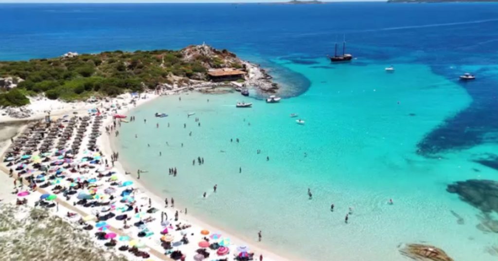Restricții controversate pe plaja Punta Molentis: O analiză a măsurilor impuse în Sardinia