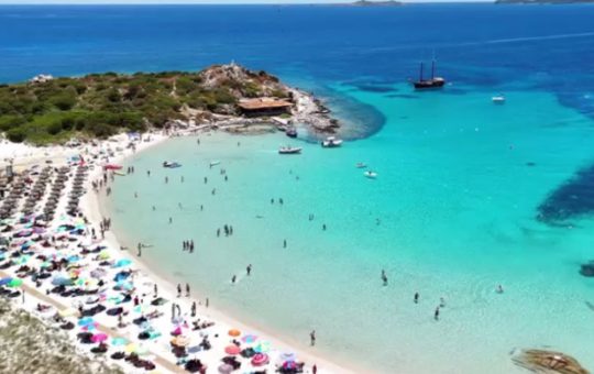 Restricții controversate pe plaja Punta Molentis: O analiză a măsurilor impuse în Sardinia