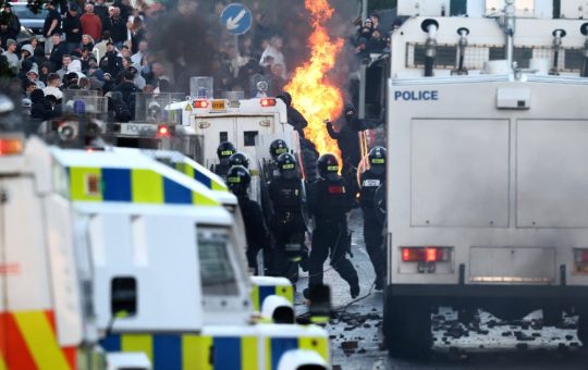 Ciclul Violentei din Marea Britanie: Între Extremism, Ură și Revolte Sociale