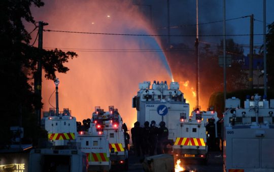 Violențele din Belfast: O analiză a atacurilor coordonate împotriva comunităților imigrante și a rădăcinilor extremismului de dreapta