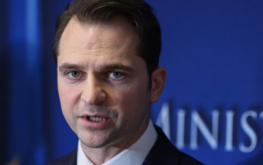 Tensiuni Politice în România: Analiza Declarațiilor lui Sebastian Burduja și Impactul Asupra Guvernării