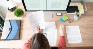 Concedierea unei angajate din Spania pentru că ajungea prea devreme la muncă: Un caz controversat și implicațiile sale legale