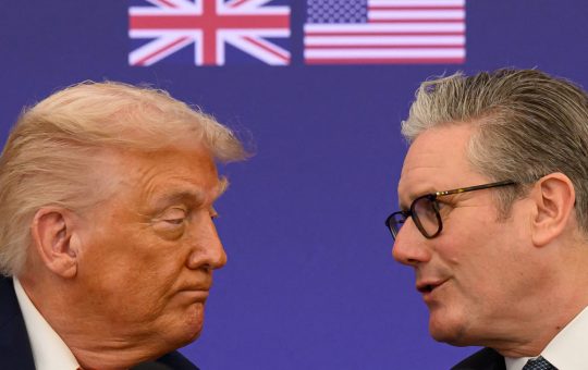 Cinci Semnale de Alarmă: Cinismul Electoratului și Provocările Politice pentru Keir Starmer și Donald Trump