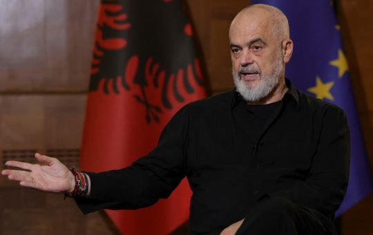 Tensiuni politice în Albania: proteste masive și acuzații de terorism cibernetic