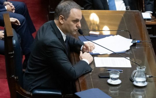 Recunoașterea scandalului fiscal în Argentina: Manuel Adorni și impactul său asupra guvernării Milei