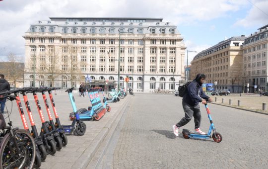 Decizia Bruxelles-ului: Trotinetele electrice de închiriat dispar în 2027. O analiză a impactului și implicațiilor