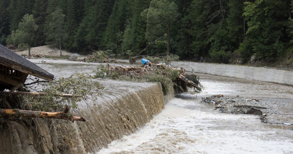 Inundații devastatoare în România: Impactul ploilor torențiale asupra comunităților din 15 județe și București