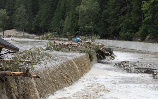 Inundații devastatoare în România: Impactul ploilor torențiale asupra comunităților din 15 județe și București