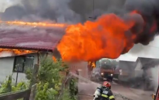 Incendiul din Săhăteni: O Analiză Detaliată a Impactului și Răspunsului Comunității
