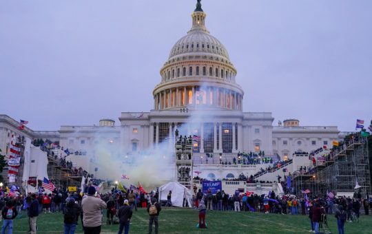 Cine va plăti pentru asaltul de la Capitoliu? Strategia controversată a aliaților lui Trump de a solicita despăgubiri de la statul american