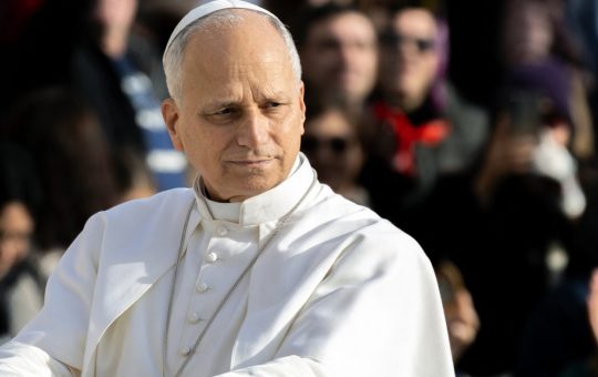 Papa Leon al XIV-lea: Un apel la conștiință în fața crizei migranților și problemele tehnice cu avionul său