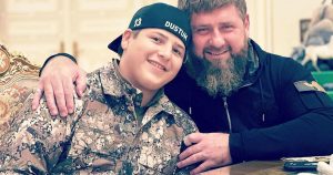 Controversata Ascensiune a lui Adam Kadîrov: Un Erou al Ceceniei în Umbră de Violentă și Propagandă