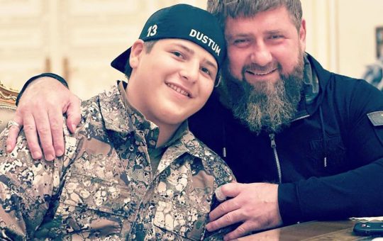 Controversata Ascensiune a lui Adam Kadîrov: Un Erou al Ceceniei în Umbră de Violentă și Propagandă