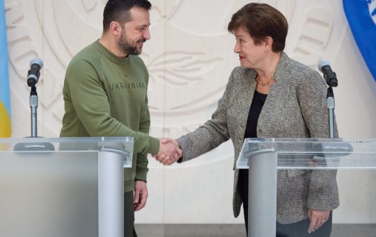 FMI își întărește angajamentul față de Ucraina: O analiză detaliată a sprijinului financiar și implicațiilor sale