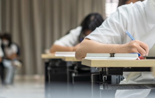 Eliminarea unui Elev de la BAC din Cauza unei Avertizări RO-ALERT: O Analiză asupra Reglementărilor și Impactului Asupra Viitorului Educațional